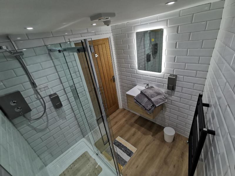 Deluxe One-Bedroom Apartment image 3