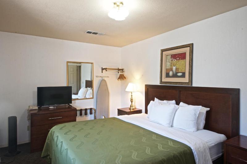 King Room - Non-Smoking image 3