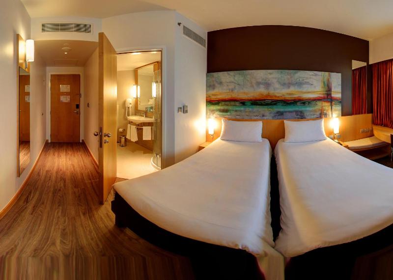 Premium Twin Room image 3