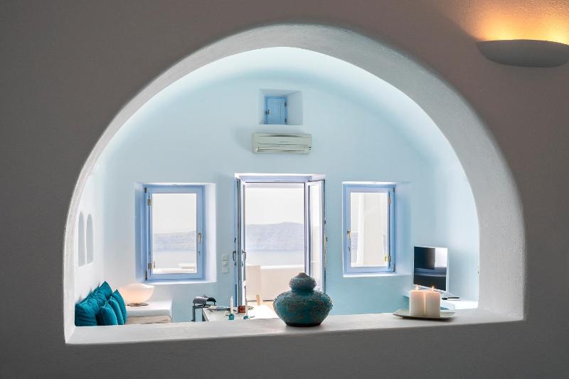 Pool Suite with Caldera View (Only for 2 people) image 2