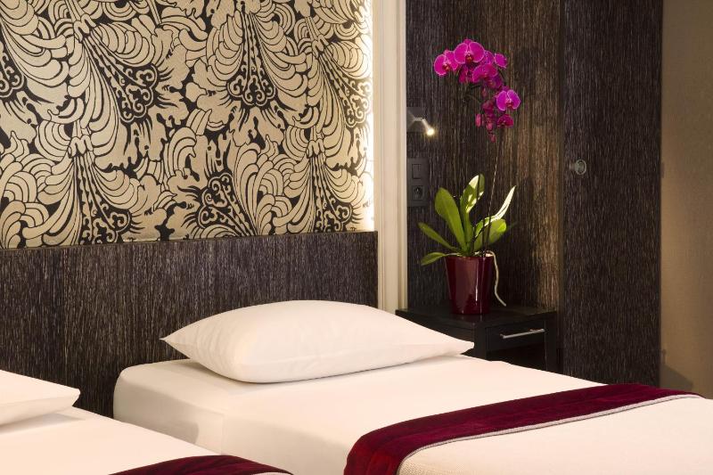 Twin Room image 2