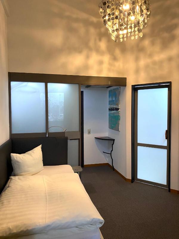 Standard Single Room image 2