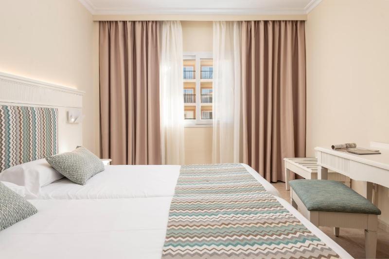 Apartment with Pool View  image 3