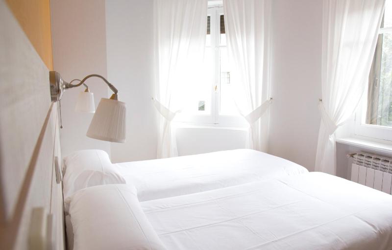 Double Room with Private Bathroom and Tub image 3