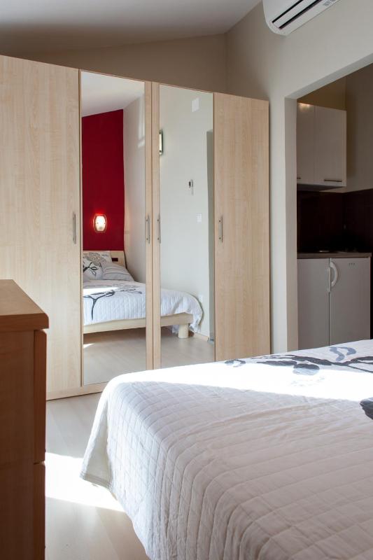 Three-Bedroom Apartment with Balcony and Sea View image 3