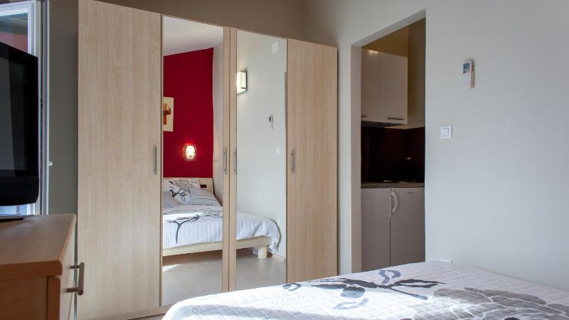 Three-Bedroom Apartment with Balcony and Sea View image 2