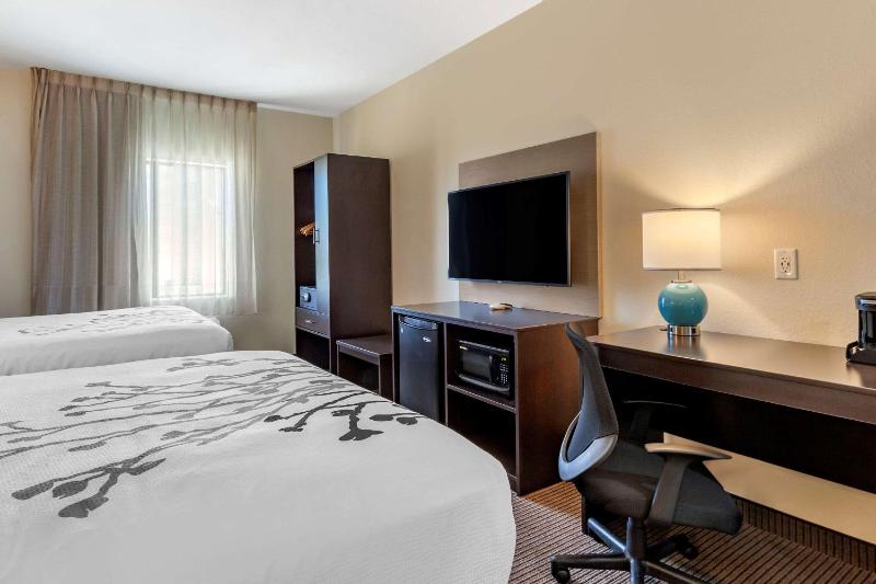 Queen Suite with Two Queen Beds - Non-Smoking image 2