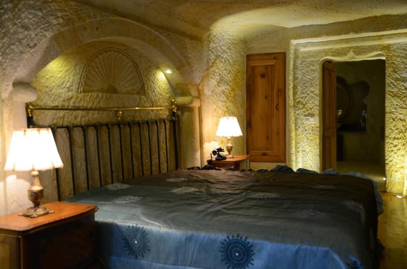 Deluxe Cave Room image 3