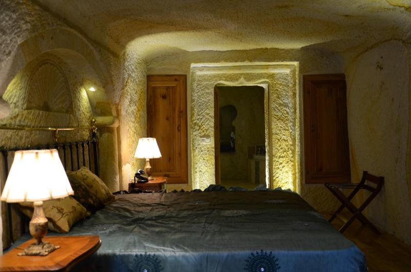 Deluxe Cave Room image 4