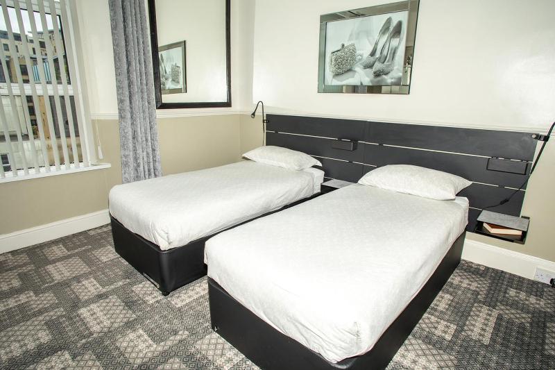 Budget Twin Room with Shared Bathroom image 1