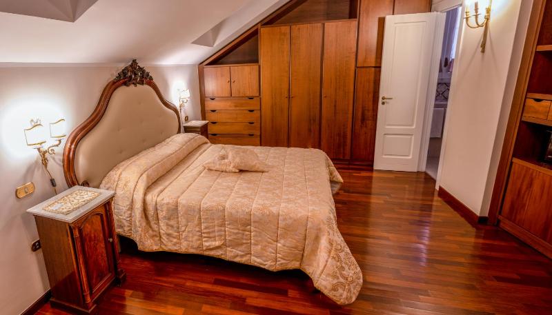 Deluxe Double Room image 3