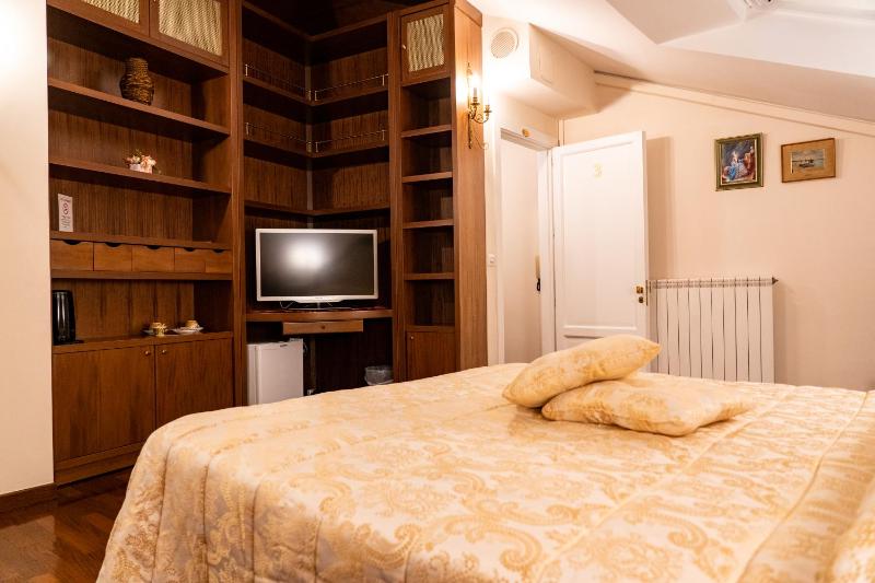 Deluxe Double Room image 4