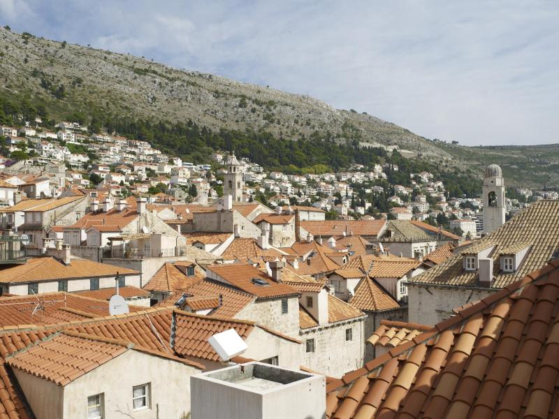 Luxury Four-Bedroom Apartment image 3