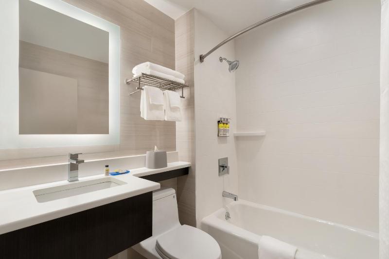 Standard King Room image 2