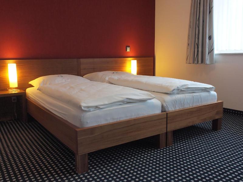 Comfort Twin Room image 3