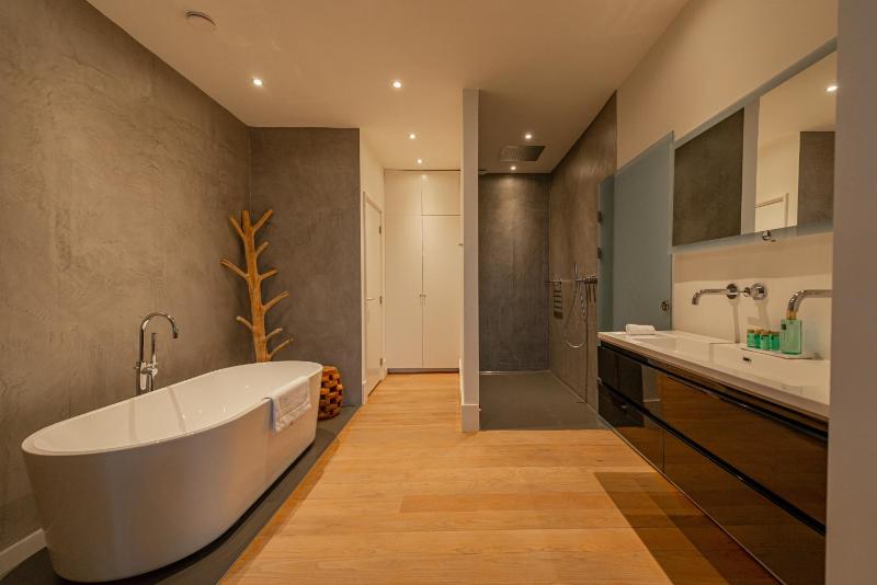 Deluxe Double Room with Bath image 3