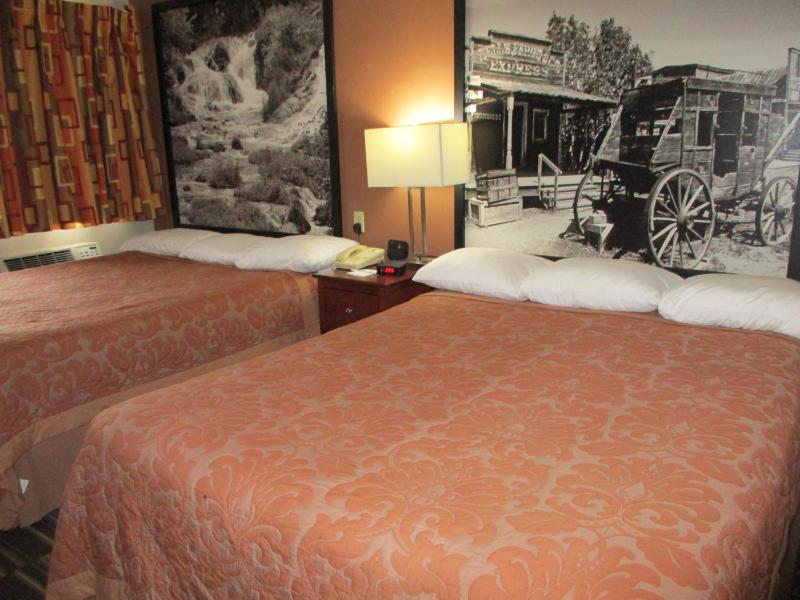 Queen Room with Two Queen Beds - Non-Smoking image 3