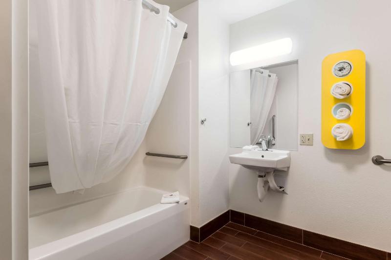 Double Room - Disability Access - Non-Smoking image 4