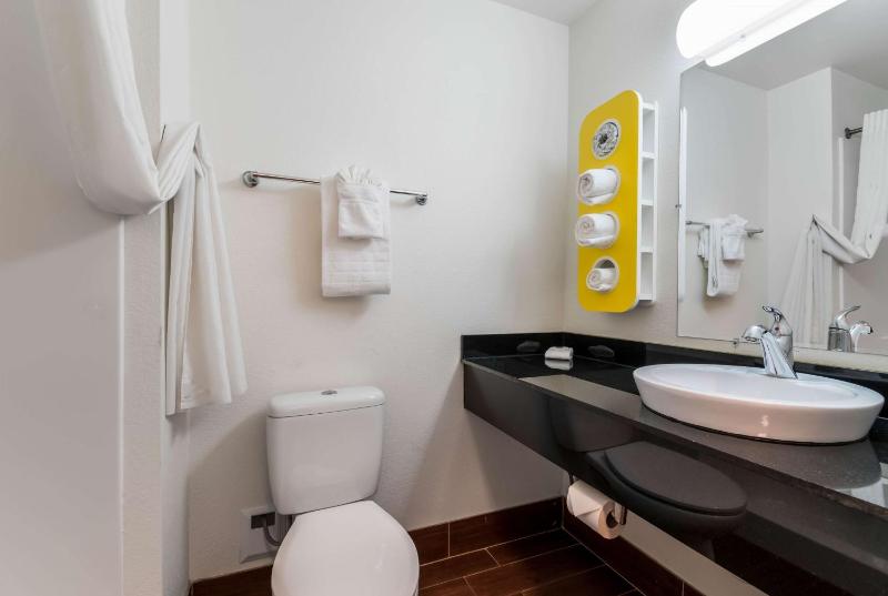 Quadruple Room - Non-Smoking image 4