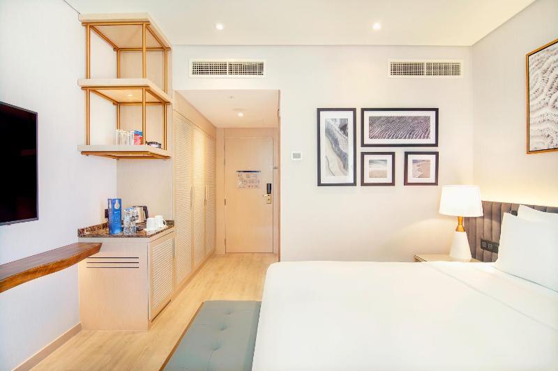Executive Room with Lounge Access Including Complimentary access to Surf Pool, Adventure Park, Wave Pool and Lazy River image 1