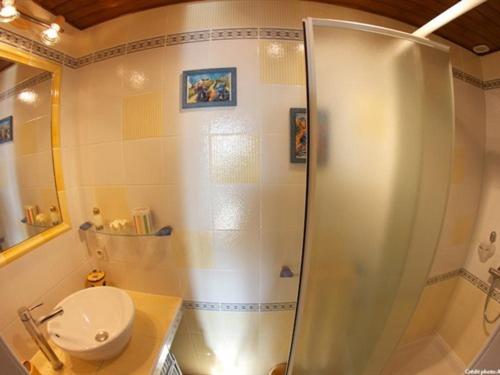 Twin Room with Shower image 3