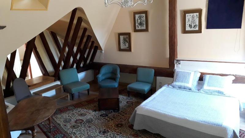 Quadruple Room with Private Bathroom image 3
