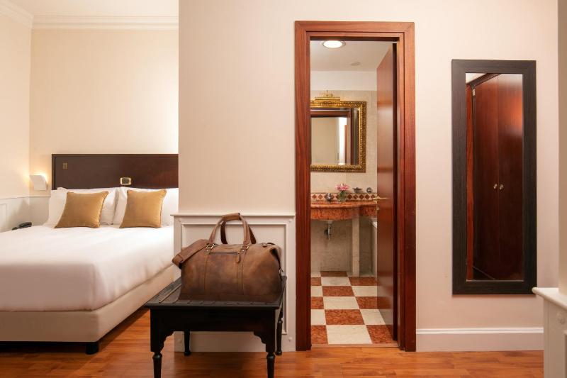 Small Double Room image 3