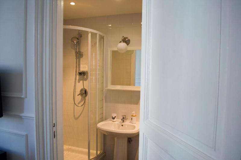 Triple Room with City View image 3