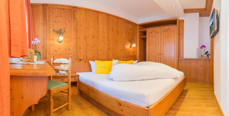 Small Double Room with Balcony image 1