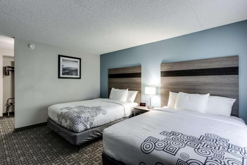 Queen Room with Two Queen Beds - Non-Smoking image 3