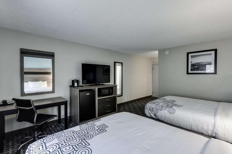 Queen Room with Two Queen Beds - Non-Smoking image 2