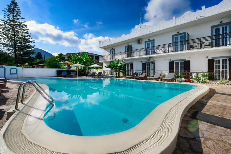Superior Family Studio with Pool View image 1
