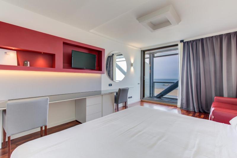 Junior Suite with Sea View image 4