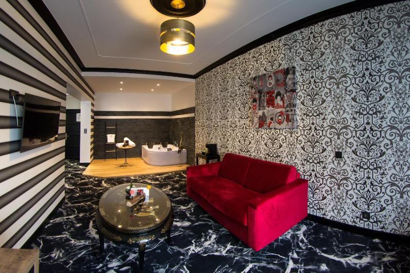 Deluxe Suite with Spa Bath image 4