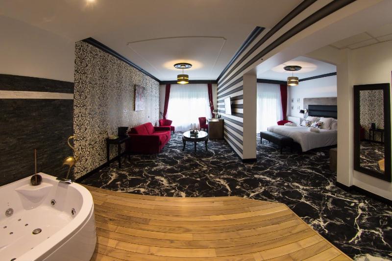 Deluxe Suite with Spa Bath image 3
