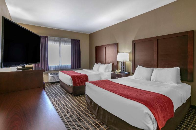 Standard Queen Room with Two Queen Beds - Non-Smoking image 3