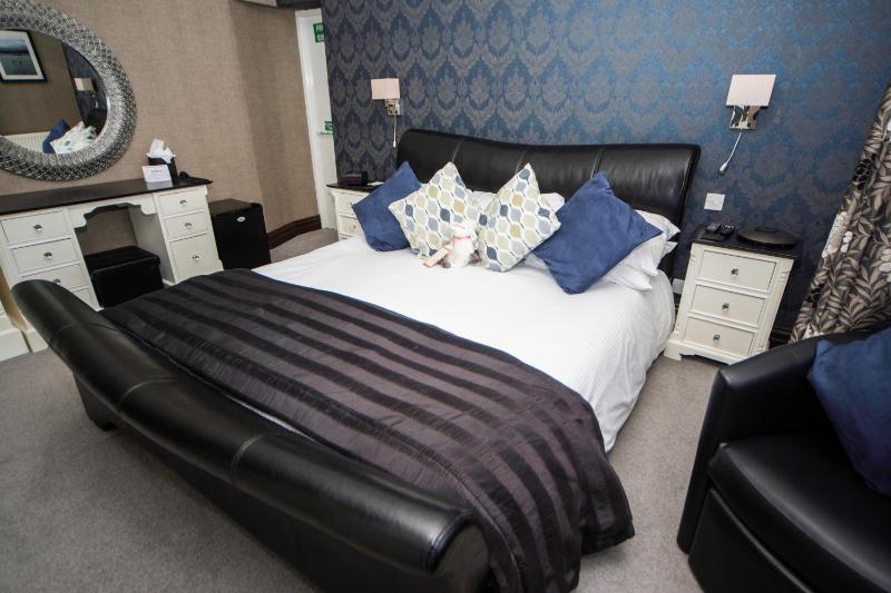 Superior King Room image 3