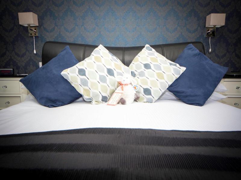Superior King Room image 4