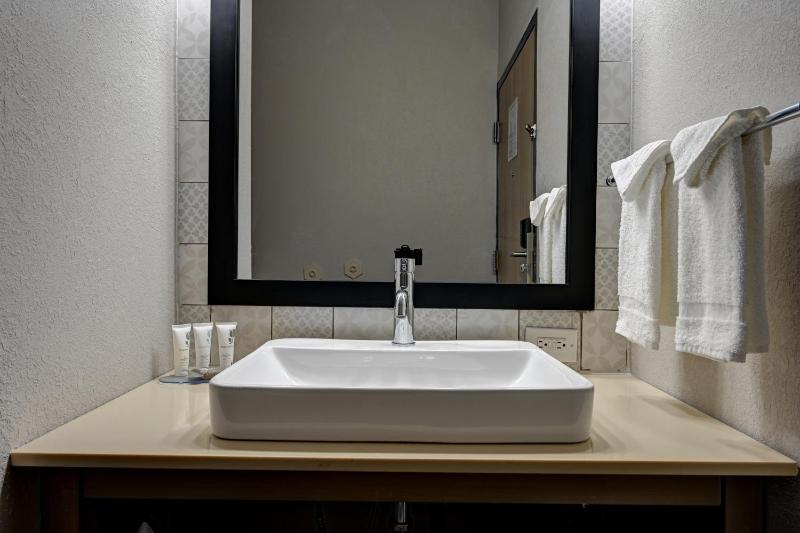 Standard King Room image 3