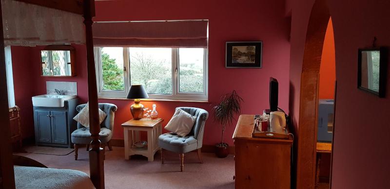 Deluxe King Room with Balcony image 1