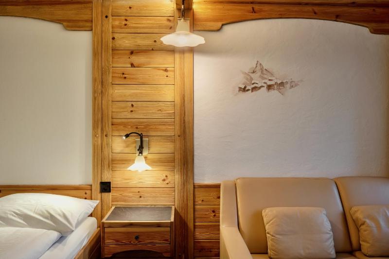Northern Twin Room image 4