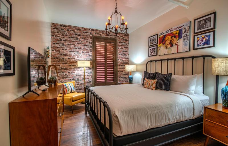 Deluxe King Room image 2