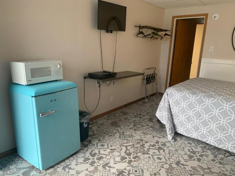 Single Queen Room image 3
