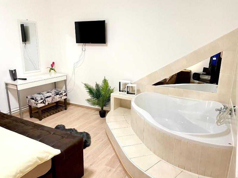 Deluxe Double Room with Bath image 4