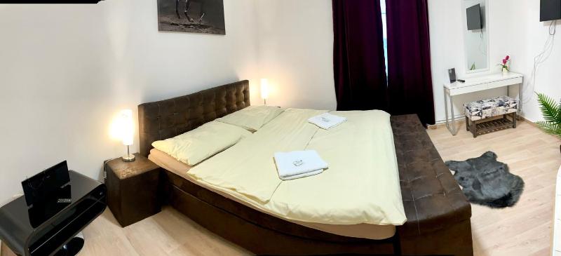 Deluxe Double Room with Bath image 3