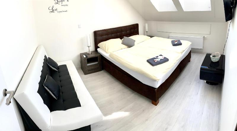Deluxe Family Room image 2