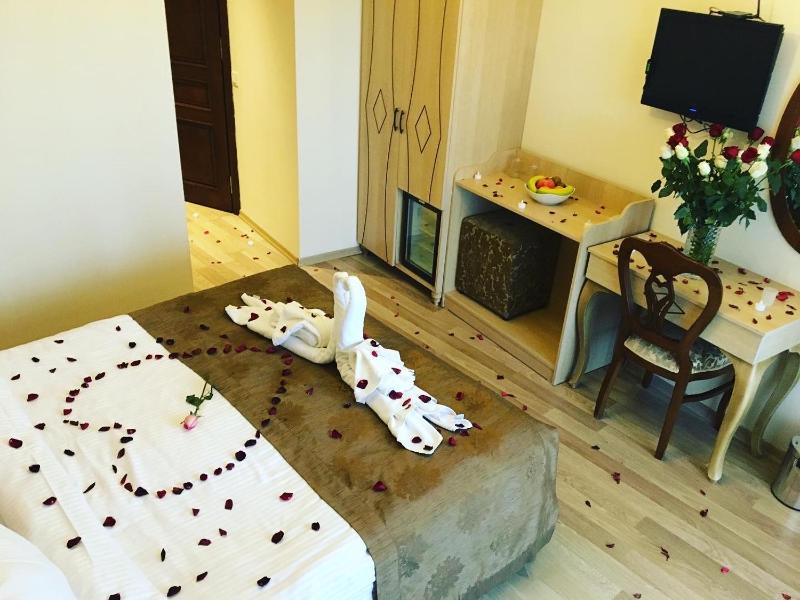 Double or Twin Room with Sea View image 2
