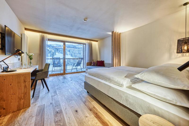 Double Room with Balcony image 4