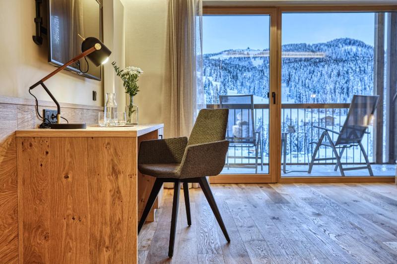 Double Room with Balcony image 2