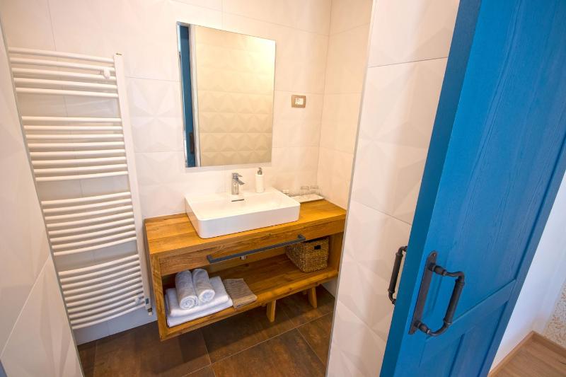 Twin Room with Balcony image 3